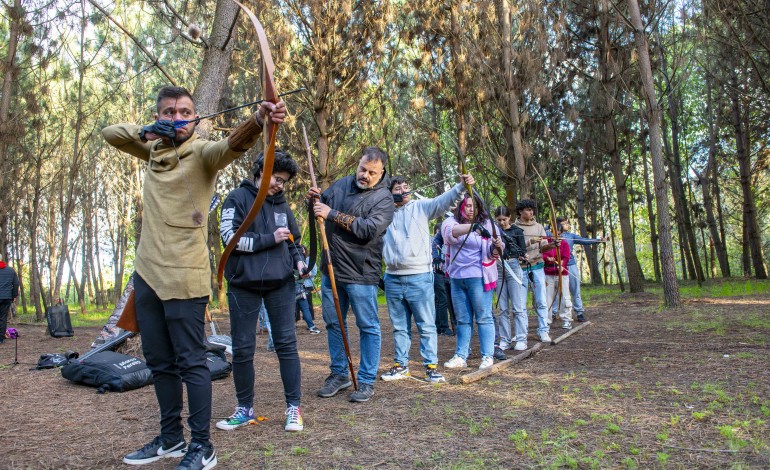 de-arco-e-flecha-vicios-do-campo-ensinam-damas-e-cavaleiros-a-disparar-certeiro