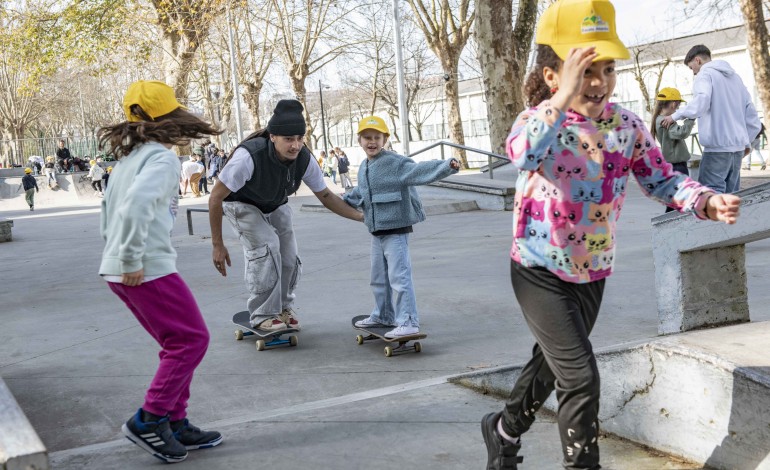 Dezenas de crianças aprenderam as regras básicas do skate e colocaram-nas em prática no Parque do Avião