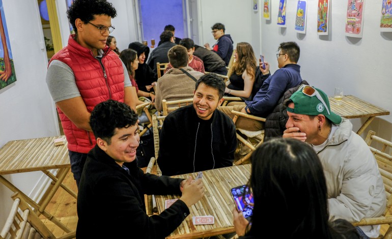 entre-pristinos-e-canelazos-jovens-encurtam-distancia-e-saudade-do-equador