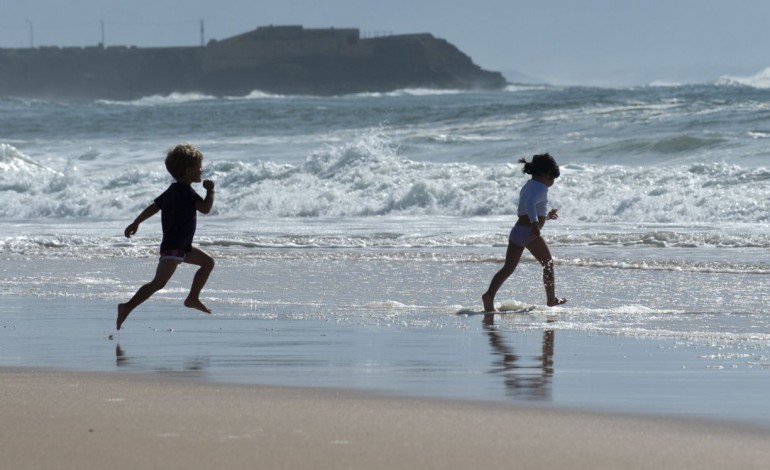 praticante-de-kitesurf-russo-morre-na-praia-supertubos-9517