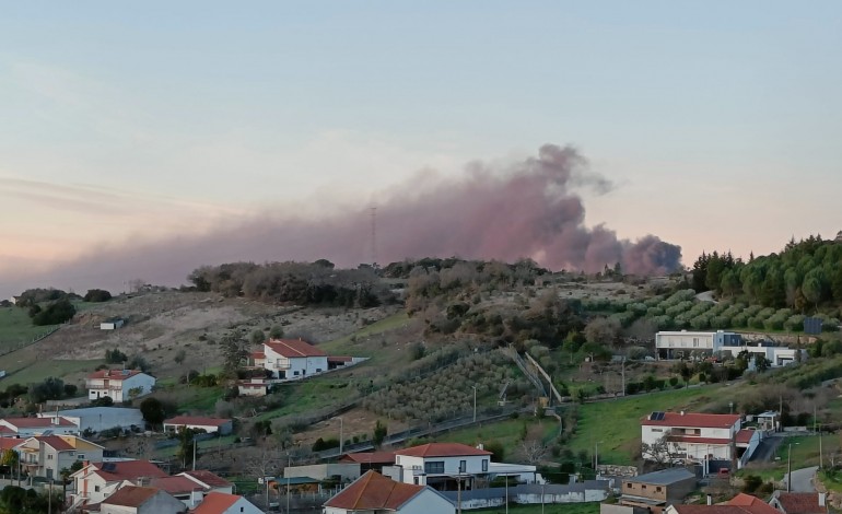 incendio-de-detritos-confinados-deixa-nuvem-negra-sobre-leiria