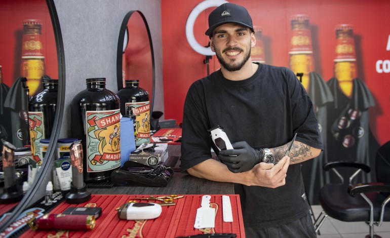 Leonardo Vieira que, além de estagiar num ginásio para terminar a licenciatura, trabalha também num bar, num café e numa barbearia