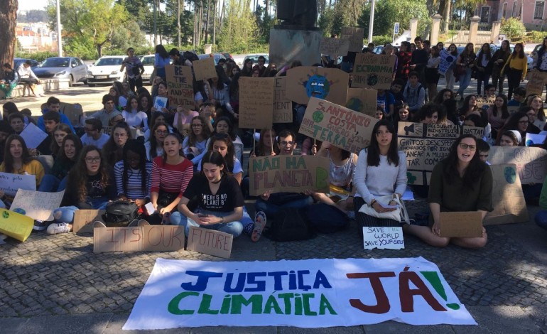 jovens-de-leiria-manifestam-se-em-frente-a-camara-a-favor-do-ambiente-10010