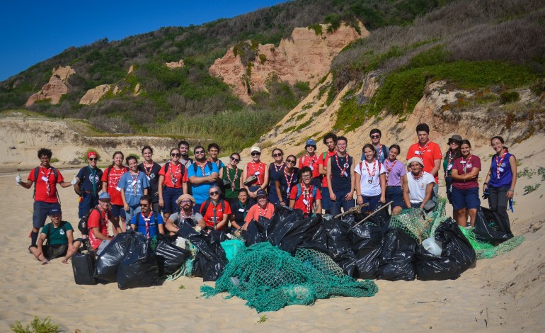 voluntarios-retiram-mais-de-400-quilos-de-lixo-da-praia-da-areeira