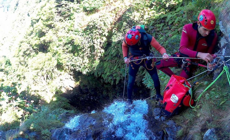 Clube de Leiria pratica canyoning em Castanheira de Pera