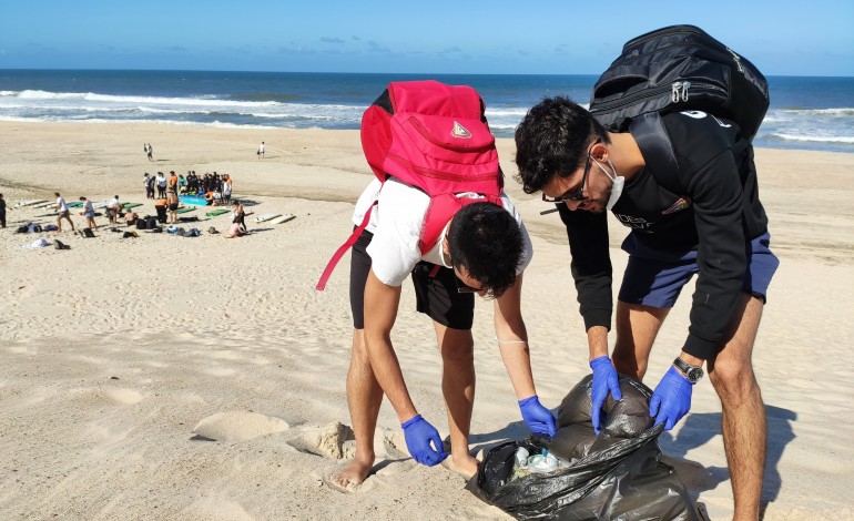 Acção de limpeza esta manhã na Praia do Pedrógão