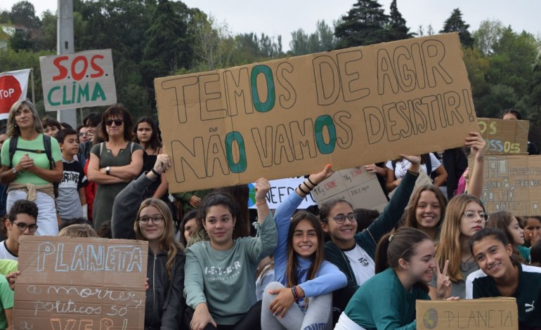 manifestacao-pelo-clima-juntou-mais-de-200-pessoas-em-leiria-10704