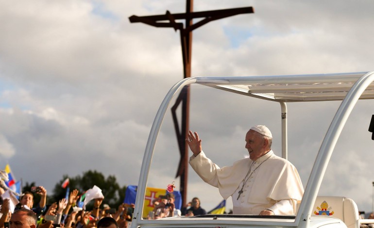 francisco-regressa-a-fatima-para-duas-horas-de-oracao