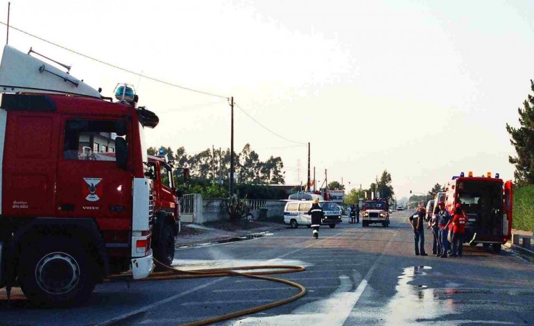 incendio-industrial-destruiu-dez-viaturas-e-armazens-na-ortigosa-6916