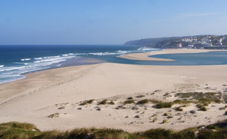 agitacao-maritima-coloca-a-descoberto-sacas-de-areia-em-praia-de-obidos