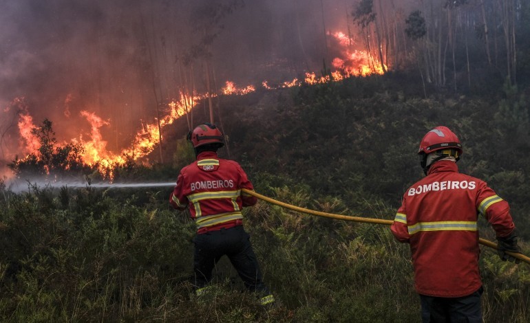 mais-de-uma-centena-de-bombeiros-combatem-incendio-no-concelho-de-pombal