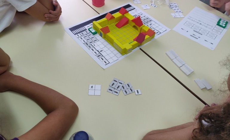 Jogo consiste num protótipo da escola e do espaço envolvente