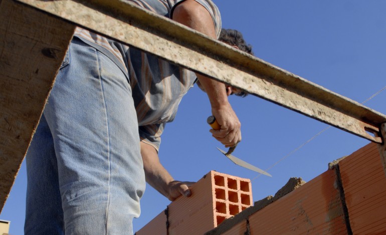 jovens-passam-as-ferias-em-obra-num-programa-da-aricop