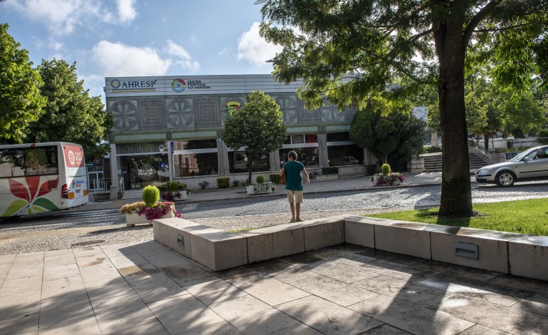 a-escola-que-salta-muros-quem-conta-o-que-em-exposicao-no-posto-de-turismo-de-leiria