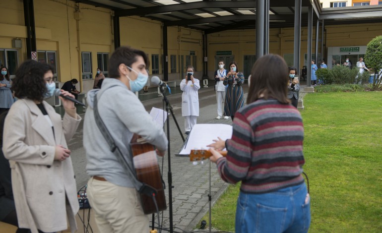 artistas-dao-musica-aos-doentes-internados-do-hospital-de-leiria