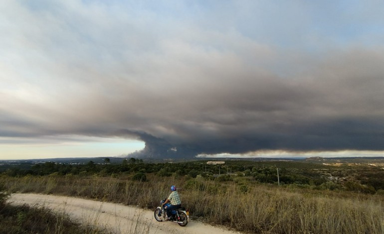 Incêndio lavra com intensidade em Ourém