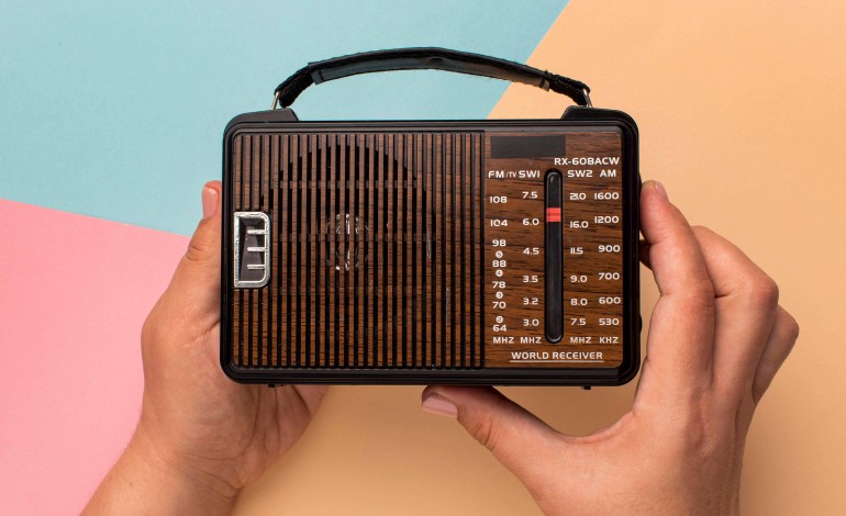 junta-de-freguesia-distribui-radios-pela-populacao-em-porto-de-mos