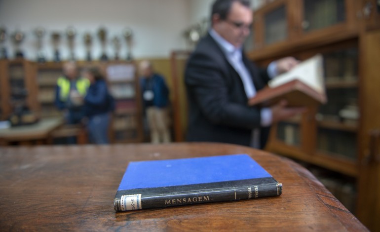 Do acervo da biblioteca faz parte um exemplar da primeira edição de A Mensagem, que chegou à Maceira uma semana depois da publicação da obra