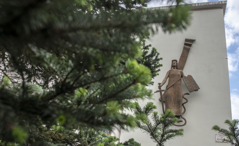 tribunal-de-leiria-condena-homem-a-prisao-efectiva-por-varios-crimes