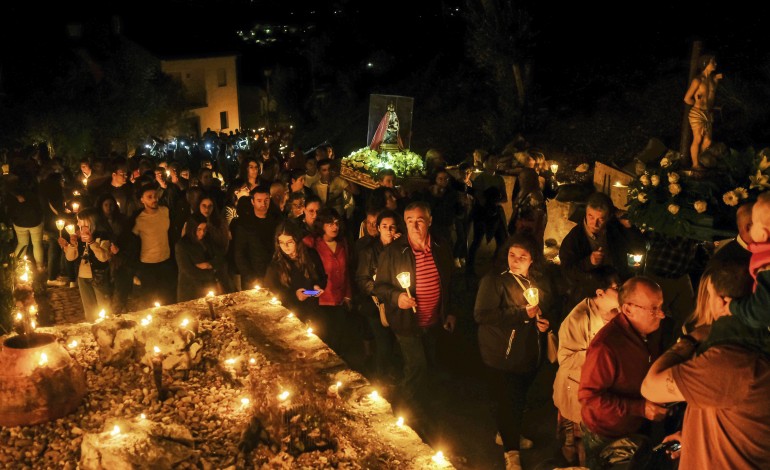 Da procissão iluminada com cascas de caracol, passando pelos muros de pedra e Fátima