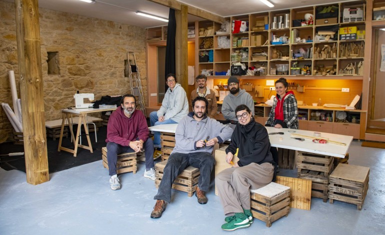 Ricardo Jacinto (à esquerda na imagem) e Rita Thomaz (à direita) com outros elementos do colectivo