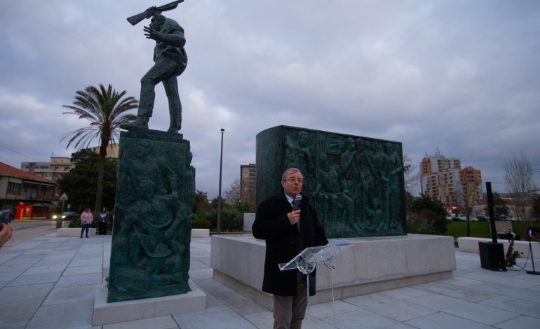 agora-em-bronze-monumento-pereniza-a-revolta-vidreira-de-1934-e-o-sacrificio-das-familias-da-marinha-grande