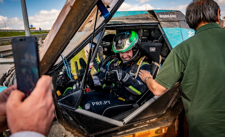Uma das inovações do veículo, da categoria Challenger, é apresentar-se com o cockpit fechado