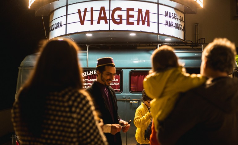 teatro-numa-carrinha-de-nove-lugares-e-outras-manobras-em-palco