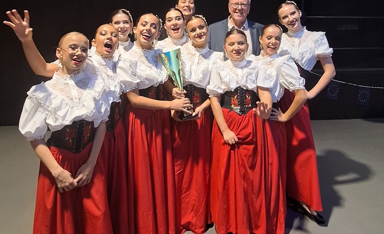 Escola esteve representada por nove bailarinas e pela professora Reme Rodriguez