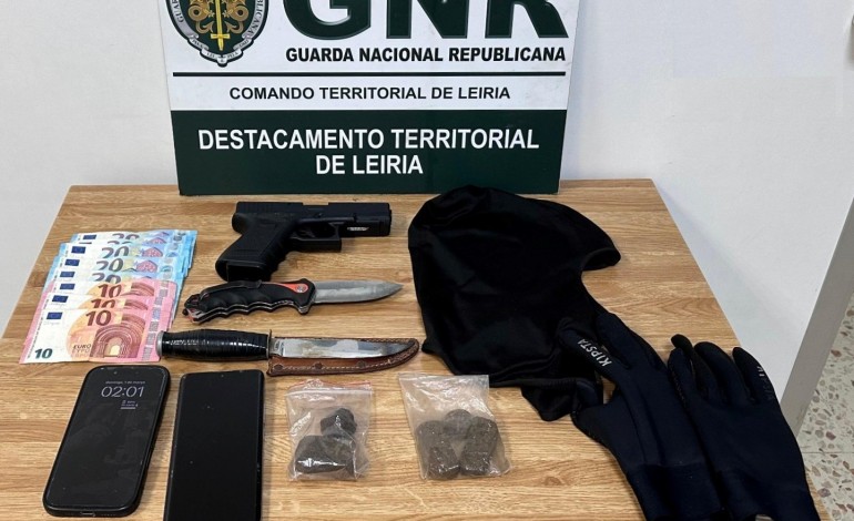 dois-jovens-detidos-com-droga-e-armas-proibidas-depois-de-ameacarem-homem-nas-cortes