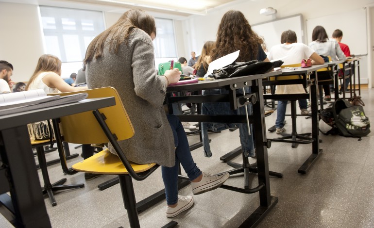 escolas-da-regiao-escolhem-manter-os-manuais-em-papel-em-detrimento-do-digital