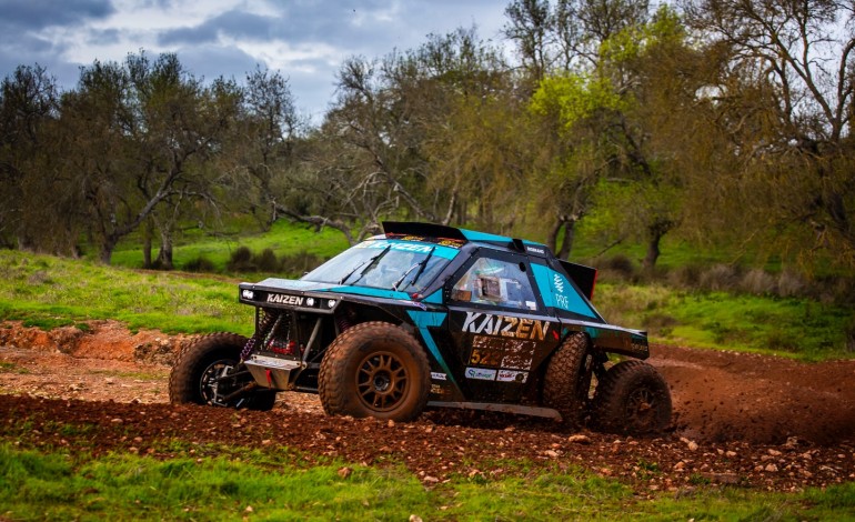 Uma das inovações do veículo, da categoria Challenger, é apresentar-se com o cockpit fechado
