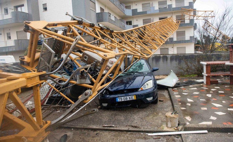 Grua caiu sobre nove veículos no Vale Sepal e sobre uma varanda