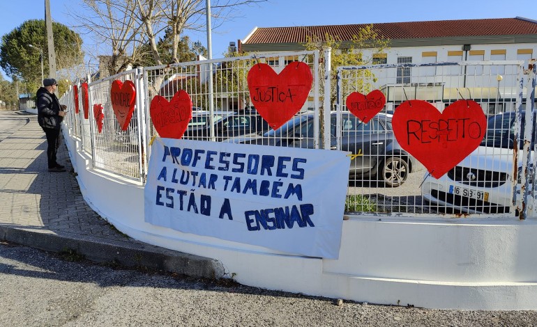 Professores colocaram, esta manhã, vários corações vermelhos no gradeamento da escola