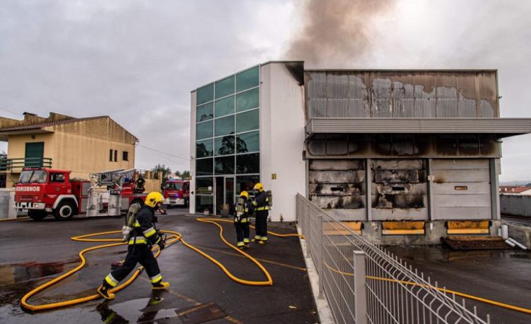 actualizacao-incendio-em-empresa-de-produtos-quimicos-em-leiria-fez-um-ferido