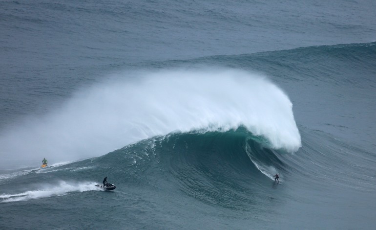 ondulacao-gigante-a-chegar-a-praia-do-norte-2428