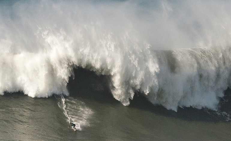 nazare-as-ondas-vao-estar-enormes-hoje-a-tarde-e-amanha-de-manha