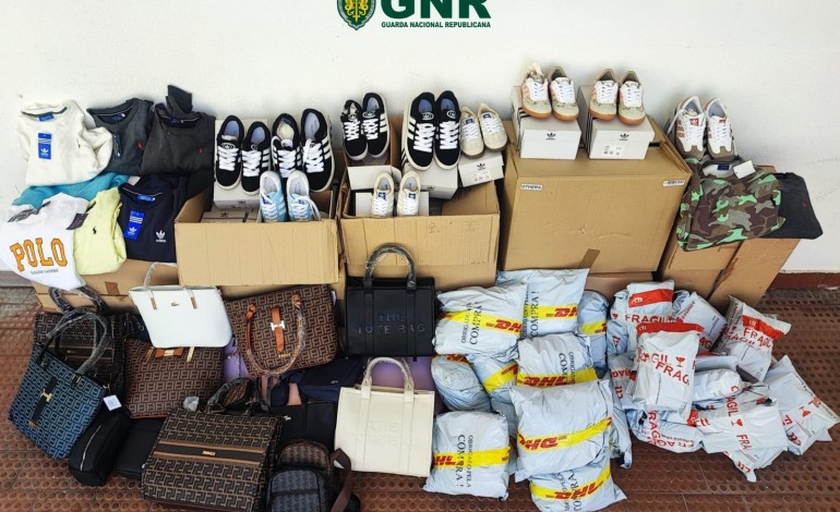 gnr-apreende-mais-de-300-artigos-contrafeitos-no-mercado-de-santana