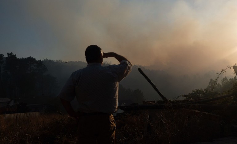 Incêndio chegou a mobilizar mais de uma dezena de meios aéreos durante a tarde