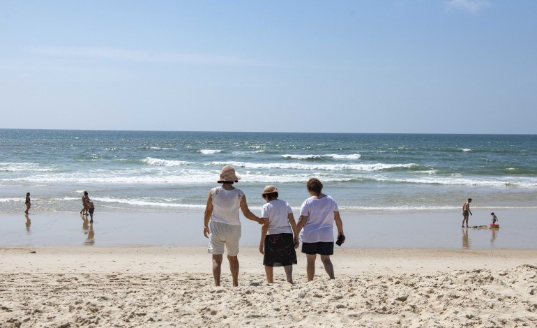 colonia-senior-promove-convivio-e-banhos-salgados-na-praia-do-pedrogao