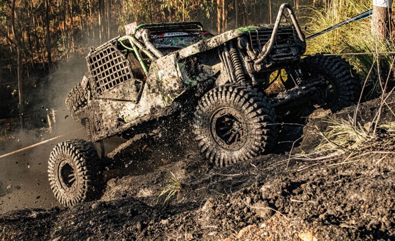 Carro da equipa leiriense MM6018 PARTS 4X4/AMERICANA PAPELARIA