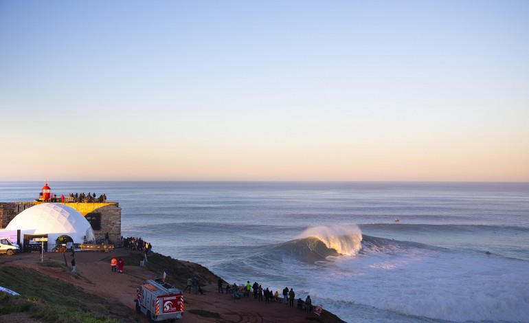 o-nazare-tow-surfing-challenge-ja-esta-na-agua-assista-a-partir-de-casa