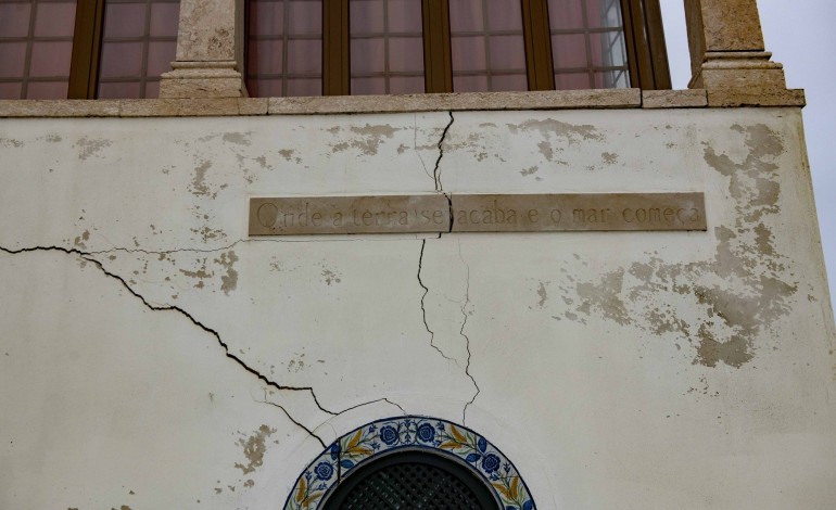 Várias fissuras foram detectadas no edifício, construído há mais de cem anos