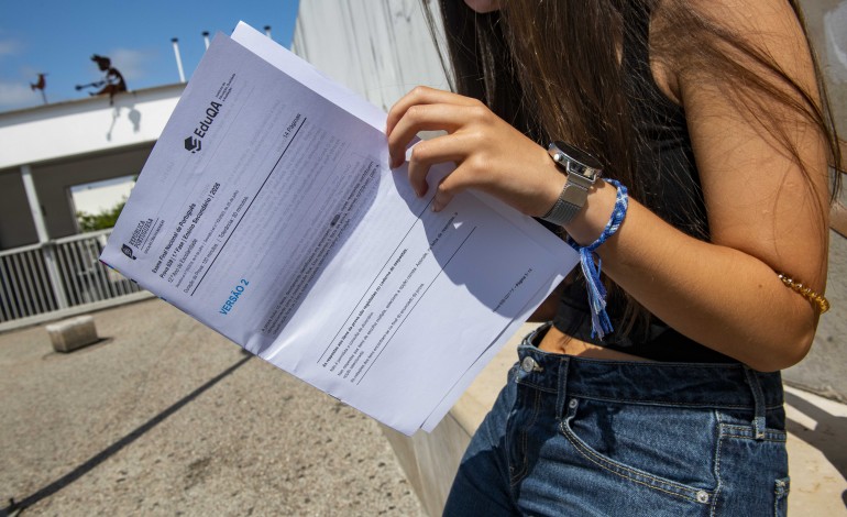 confusao-com-correccao-de-exames-do-12o-ano-deixa-alunos-em-suspenso