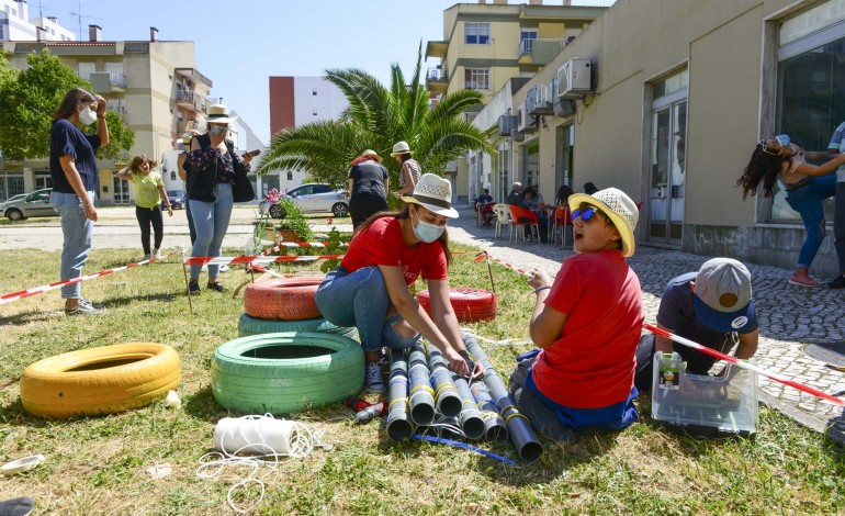 ha-uma-nova-zona-de-estar-ao-ar-livre-dada-por-criancas-a-quinta-do-alcada