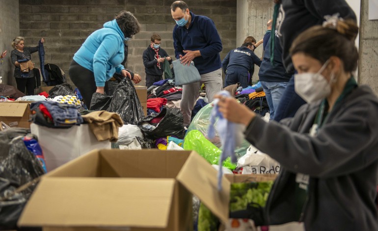 sos-ucrania-ja-recolheu-seis-camioes-de-donativos