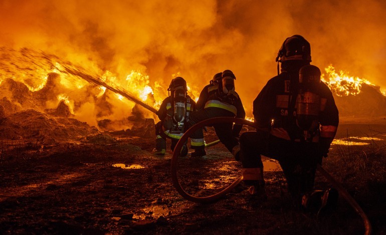 mais-de-300-bombeiros-combatem-fogo-em-ourem