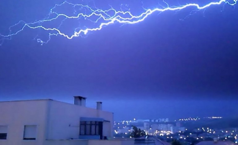 vem-ai-trovoada-e-acabaram-se-as-temperaturas-de-verao-3960