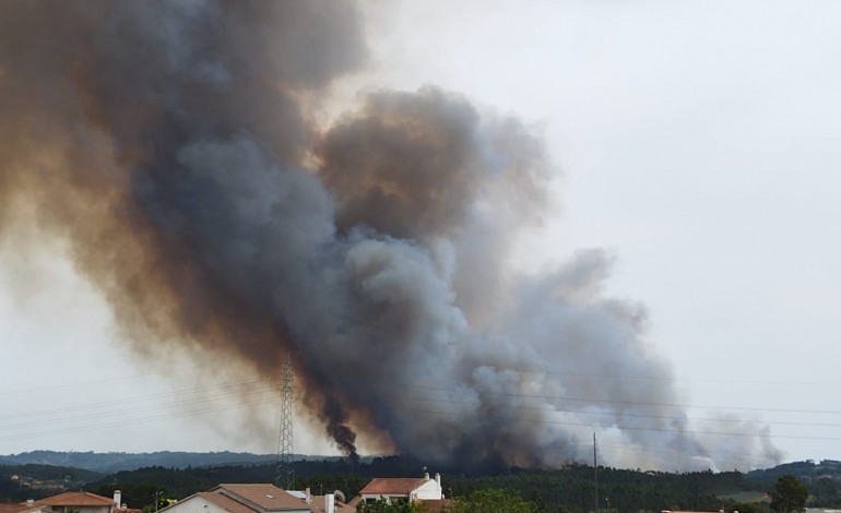 incendio-em-alvaiazere-ameaca-casas