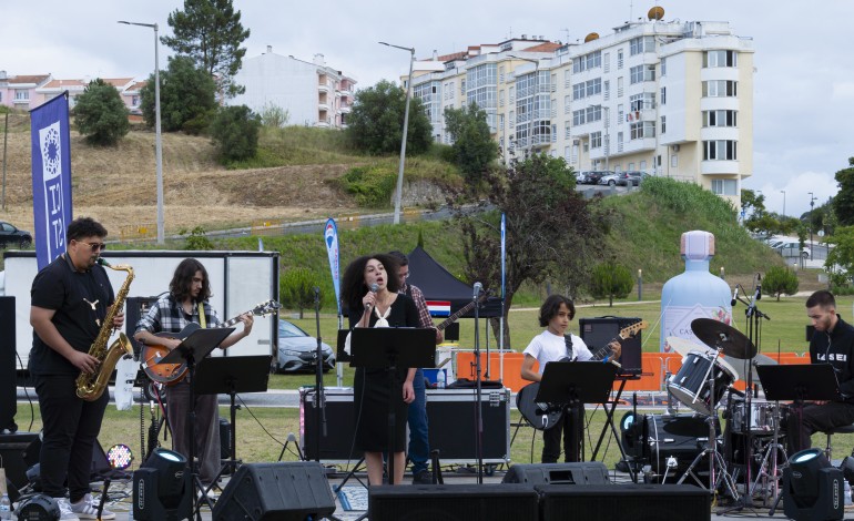 O Ensemble de Jazz e Combo dos cursos Rockschool deleitou famílias no Jardim do Panorama
